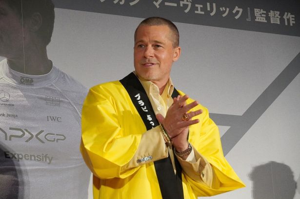 【写真を見る】笑顔で三本締めをするブラッド・ピットに胸キュン！