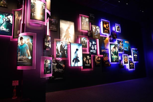 ウェルカムドリンクを片手にシリーズの思い出話で盛り上がる