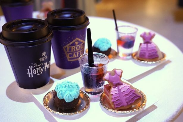 デザートは立食式「ハーマイオニーのドレスクッキー」「ステンドグラスベリーヌ」「大鍋シュー」