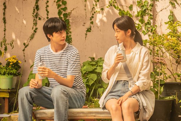 【写真を見る】恋が芽生えはじめ、ぎこちない視線を交わすヨンジュン(ホン・ギョン)とヨルム(ノ・ユンソ)