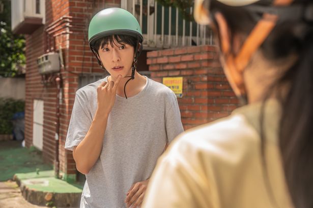 手話でヨルム(ノ・ユンソ)とコミュニケーションをとろうとするヨンジュン(ホン・ギョン)