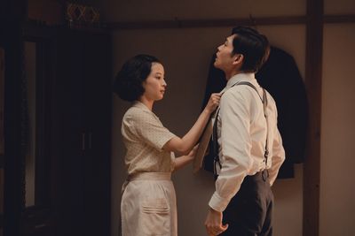夫婦を演じた広瀬すずと松下洸平の仲睦まじい2ショットを含む11点の場面写真が到着