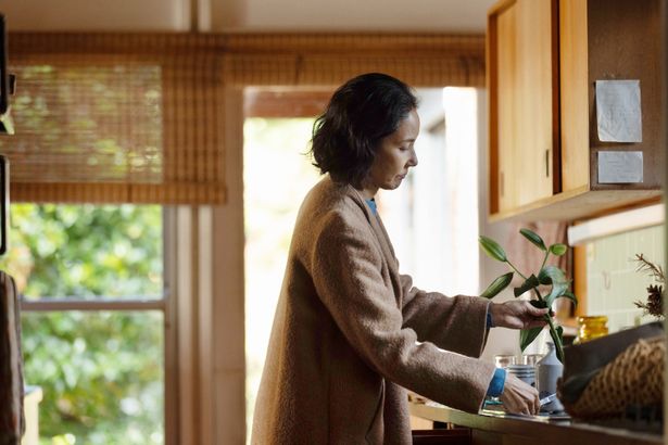 悦子が長崎を離れイギリスで暮らす1980年代の姿を吉田羊が演じる