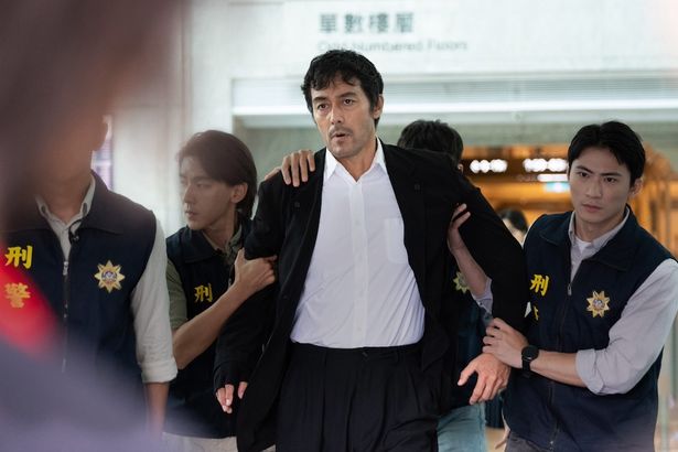 阿部寛演じる主人公、野原は罠にはめられ、すべてを失った元天才ホワイトハッカー