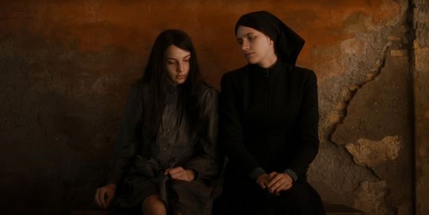イタリア・ローマの教会にやって来たアメリカ人修道女マーガレットの周囲で次々と不可解な事件や厄災が勃発する(『オーメン：ザ・ファースト』)