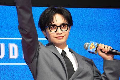 クラーク・ケントを意識したスーツ＆メガネ姿で登場！「クラーク・ケンティーです」