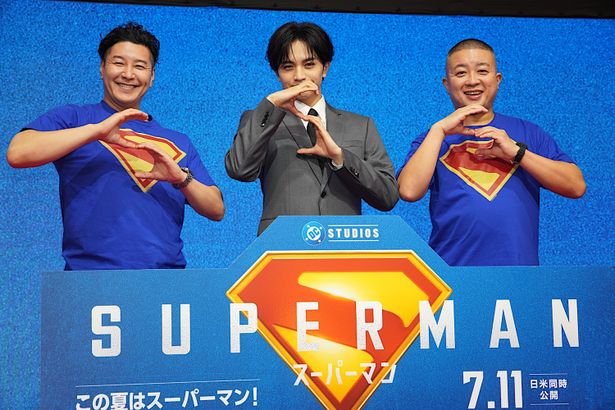 【写真を見る】中島健人、チョコレートプラネットと一緒に“S”ポーズ！