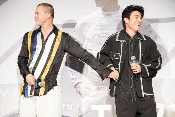 【写真を見る】ブラッド・ピット、いいコメントをした中尾明慶にお札をプレゼント！会場も爆笑