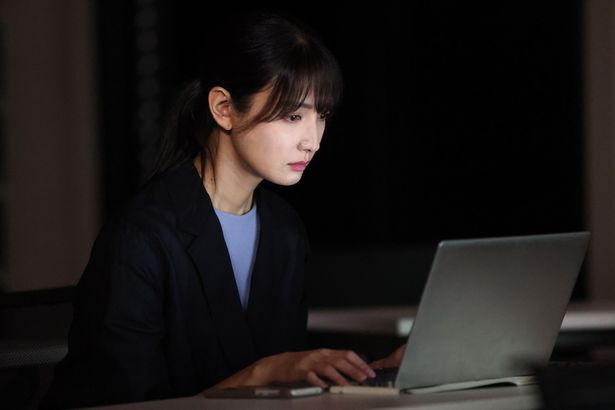 菜々緒は、野原の恋人でFXトレーダーの杏子を演じている