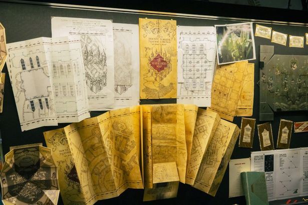 ホグワーツ魔法魔術学校のすべてをあらわにする忍びの地図