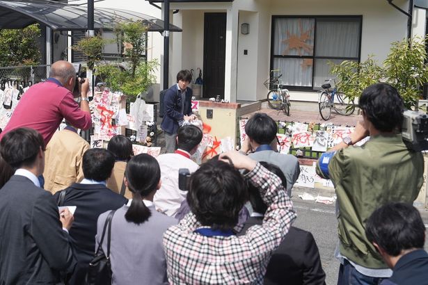 誹謗中傷の落書きが散乱する薮下の自宅前に押し寄せる多くのメディア