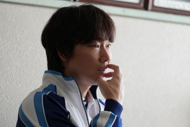 身に覚えのない状況に翻弄され、怯えと絶望の色を宿す薮下