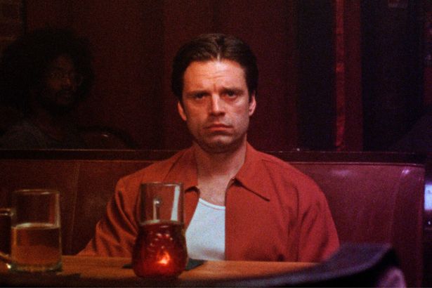 【写真を見る】セバスチャン・スタン演じる主人公エドワードの複雑な表情を切り取った新たな場面写真