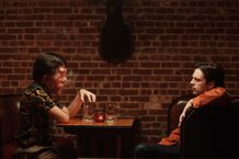 A24製作スリラー『顔を捨てた男』監督も「彼なしでこの映画は存在しなかった」と絶賛　俳優アダム・ピアソンの歌唱シーンを収めた本編映像