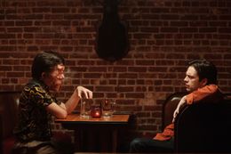 A24製作スリラー『顔を捨てた男』監督も「彼なしでこの映画は存在しなかった」と絶賛　俳優アダム・ピアソンの歌唱シーンを収めた本編映像