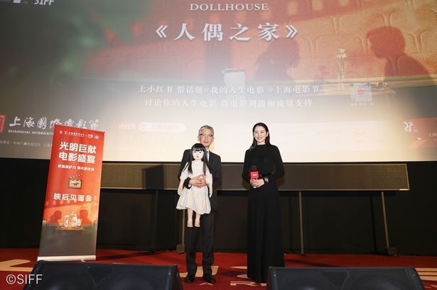【写真を見る】国際映画祭にも次々と参加したアヤ人形。各地を楽しむ表情にも微妙な違いが…？