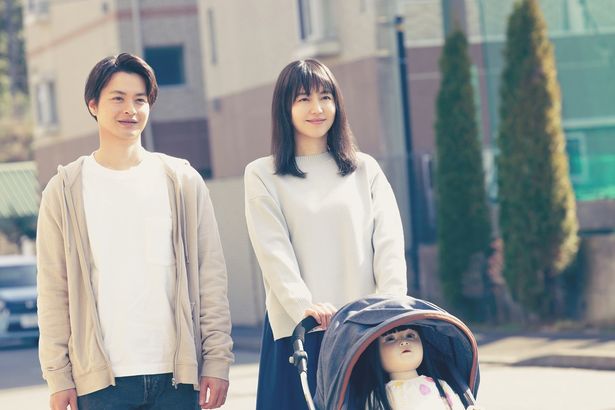幼い娘を失った佳恵と忠彦の鈴木夫妻