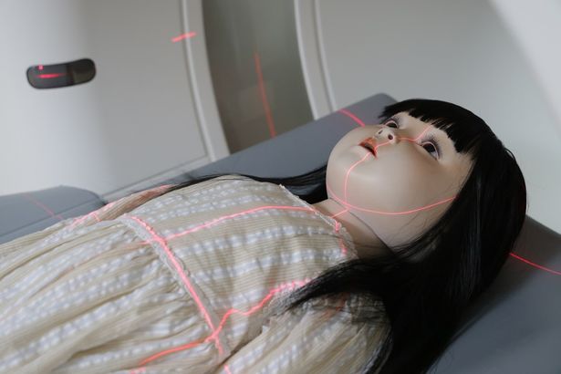 やがて一家に奇妙な出来事が起きるように