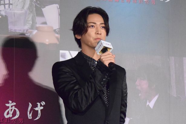 記者の鳴海三千彦を演じた亀梨和也