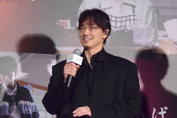 小学校教諭の薮下誠一を演じた綾野剛