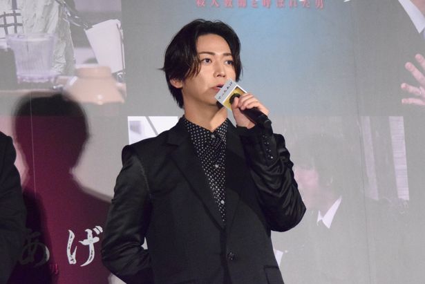 記者の鳴海三千彦を演じた亀梨和也