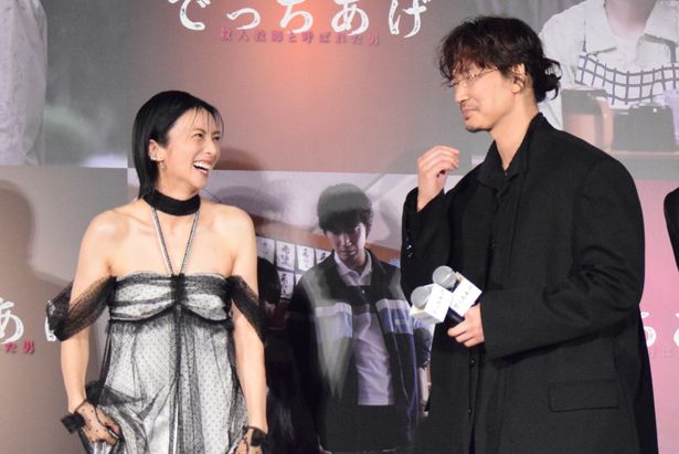 撮影時のエピソードトークで盛り上がる綾野剛と柴咲コウ