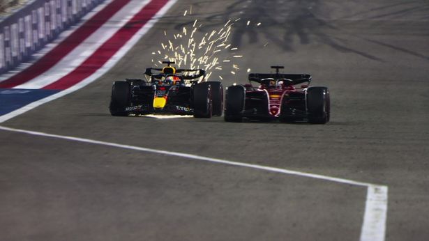 激しいデッドヒートが繰り広げられる(「Formula 1: 栄光のグランプリ」)
