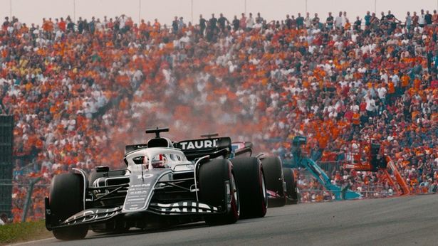 より多くの予算をかけ、いかに優れたマシンが作れるかもレースのカギに(「Formula 1: 栄光のグランプリ」)