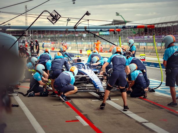 ピットインでのタイヤ交換などチームスタッフとの連携も重要(「Formula 1: 栄光のグランプリ」)