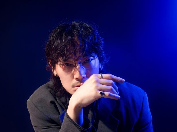 【写真を見る】「現場をとにかく生き抜く」。『でっちあげ』に圧倒的熱量を注いだ綾野剛を撮りおろし