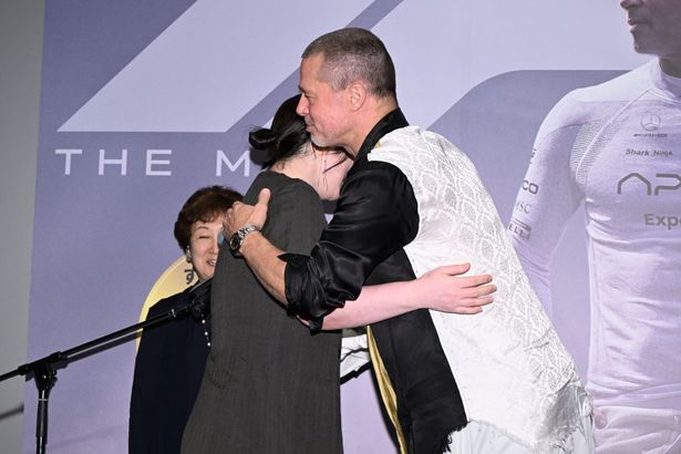 【写真を見る】大盤振る舞いのファンサービスを繰り広げるブラッド・ピット