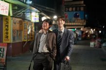 韓国の国民焼酎をめぐる『焼酎戦争』では、アジア通貨危機時代に経営を懸けて2人の男が戦う様子が映しだされる