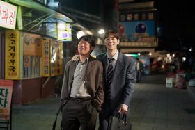 韓国の国民焼酎をめぐる『焼酎戦争』では、アジア通貨危機時代に経営を懸けて2人の男が戦う様子が映しだされる