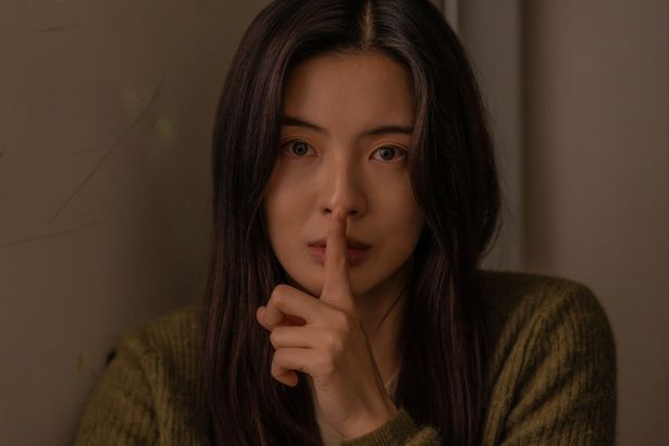 購入したマイホームで、正体不明の騒音に悩まされる女性の姿を描く『ノイズ』