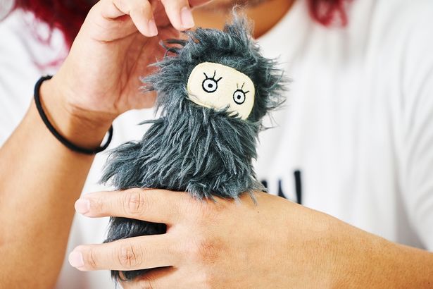 あまりの気持ちよさにインタビュー中もずっと高橋氏に撫でられていた”ぬい”