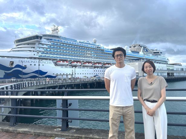 沖縄で小栗は、劇中で森七菜が演じたクルーのモデルとなった和田祥子さんと対面