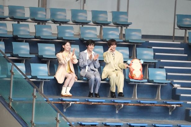 【写真を見る】3人仲良く座ってスペシャルパフォーマンスを楽しむ、鈴鹿央士＆山田杏奈＆太田駿静(OCTPATH)