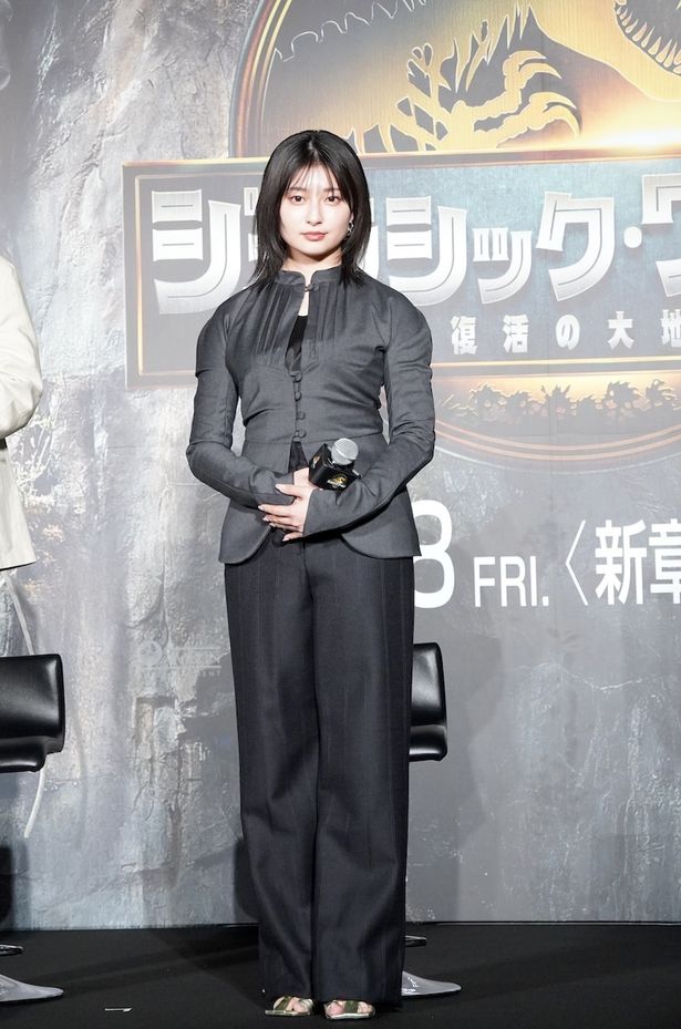 吉川愛、クールなパンツスタイルで登場