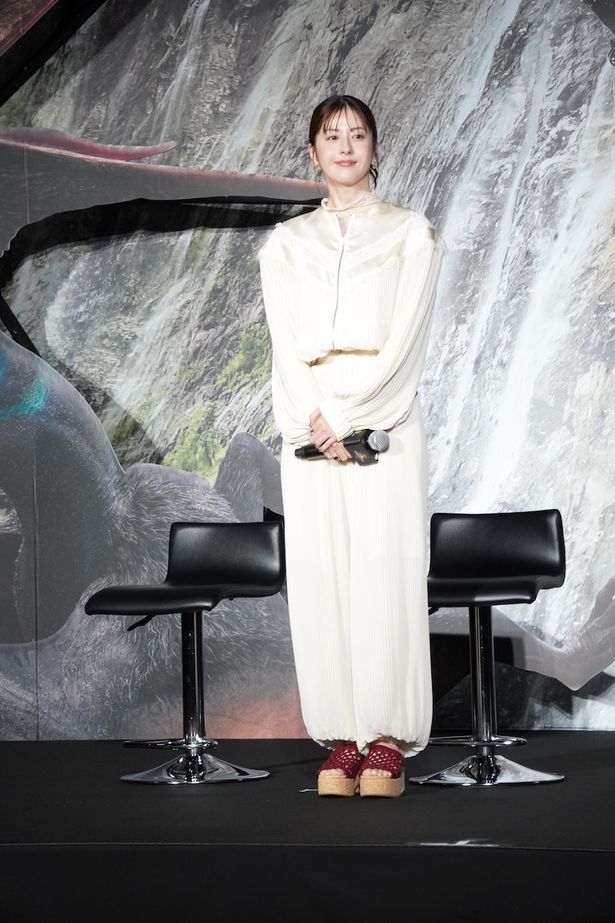 松本若菜、さわやかな白のパンツスタイルで登場！