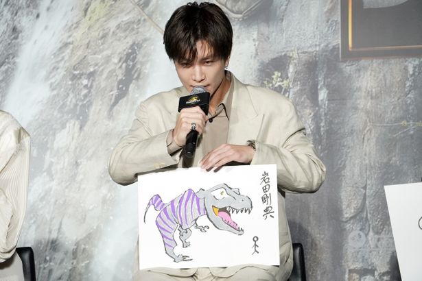 【写真を見る】岩田剛典「5分くらいで描いた」というイラストに、周囲が「うまい！」と絶賛