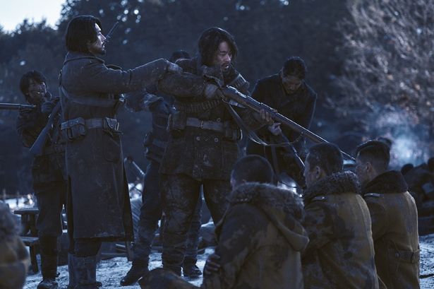 日本軍の命を助けたことにより、仲間の信頼を失うアン・ジュングン