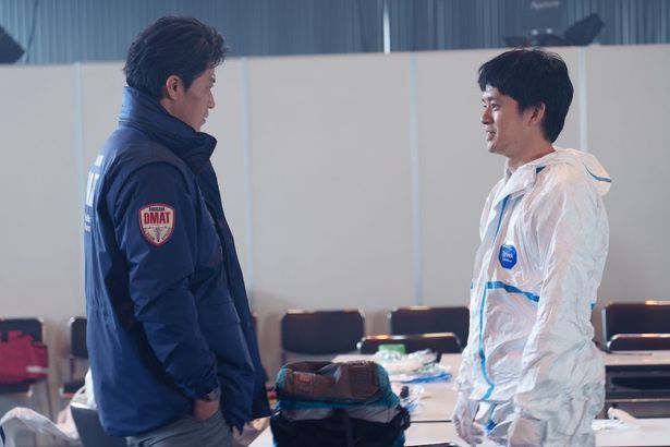 小栗旬、池松壮亮を写した一枚