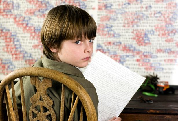 過去50年とこれから起こることを数字の羅列で記した紙片が発見される(『ノウイング』)