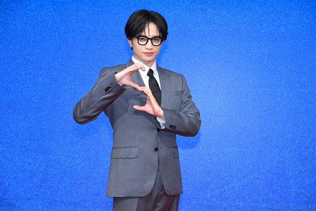 【写真を見る】中島健人、グレーのセットアップで“クラーク・ケンティー”に！Sポーズで永遠のセクシーを体現
