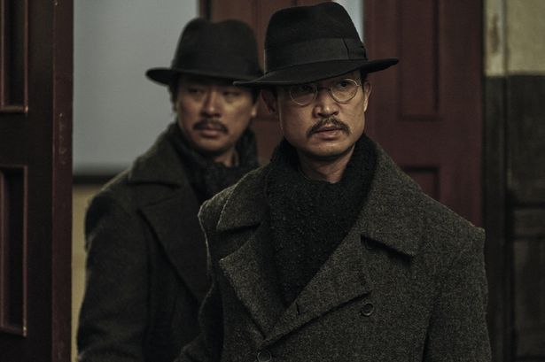 アン・ジュングンを信頼する同志ム・サンヒョンとウ・ドクスンを演じたチョ・ウジン(右)とパク・ジョンミン