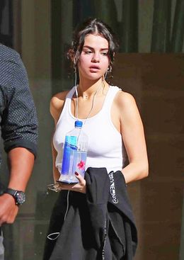 セレーナの唇が批判の的に？