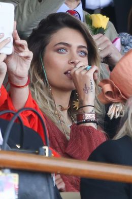 パリスの態度が批判の的に