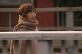 初の眼鏡キャラに扮し、PV中でも熱唱するYUKI