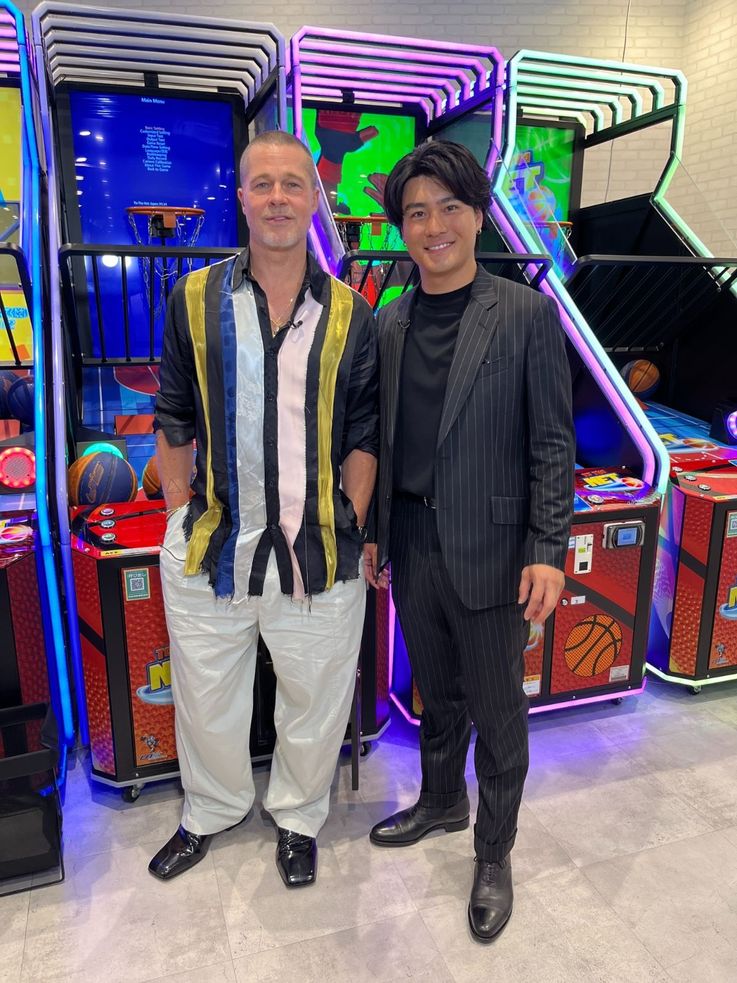 ブラッド・ピット＆森本慎太郎がゲームセンターで対決！『F1(R)／エフワン』来日特別映像