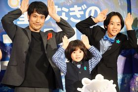 ディズニー＆ピクサー作品に初参戦が発表された松山ケンイチ、子役たちと一緒にポーズ！